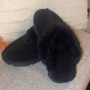 Black fluffy slippers